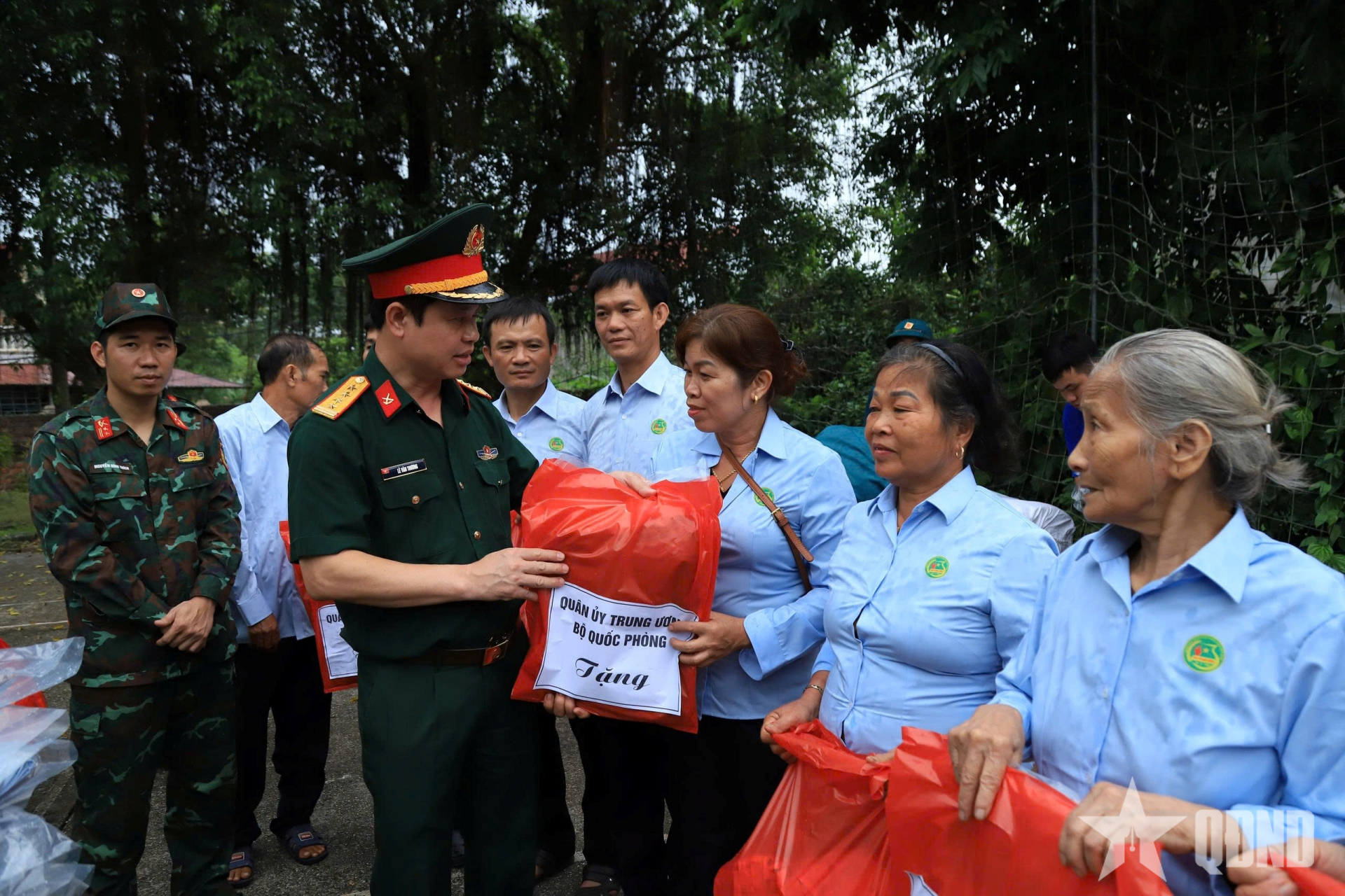 Những tấm áo nghĩa tình, ấm lòng dân vùng lũ